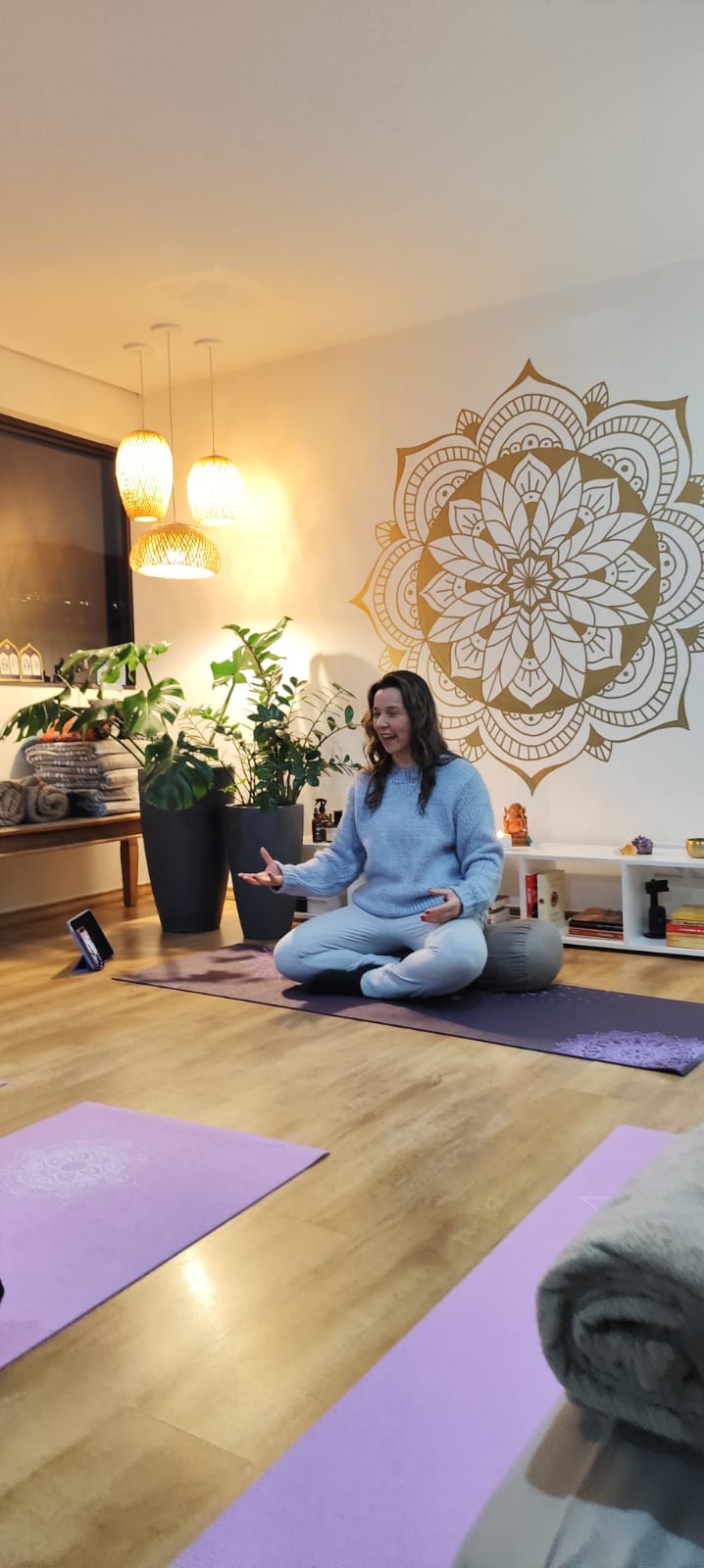 Simone Santos, fundadora do Studio, em postura de meditação